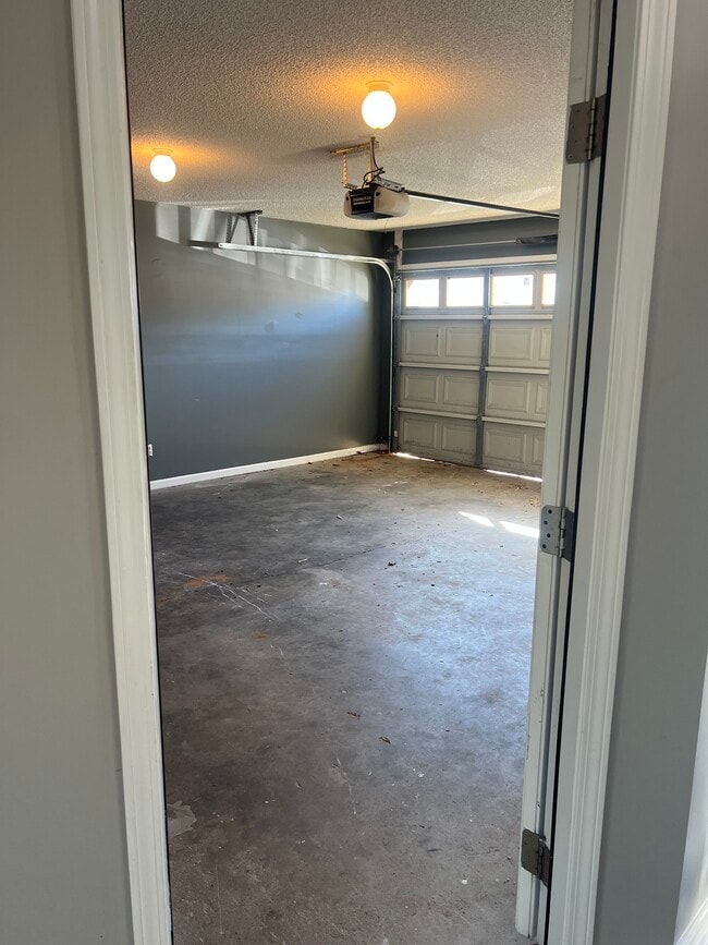 Building Photo - 160 Commons Dr