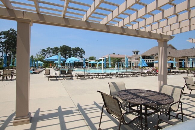 Building Photo - Beautiful Furnished Home Close to Bethany ...