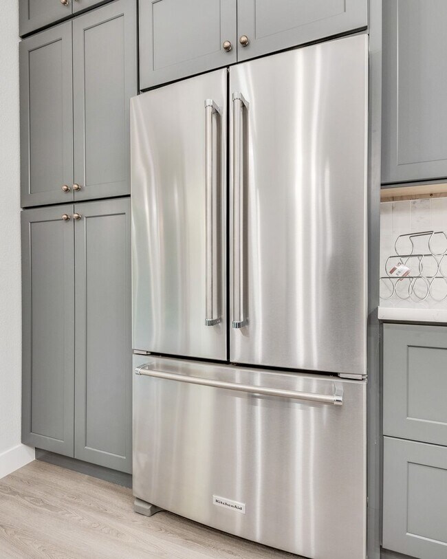 Building Photo - FULLY FURNISHED! Exudes sophistication with designer touches throughout