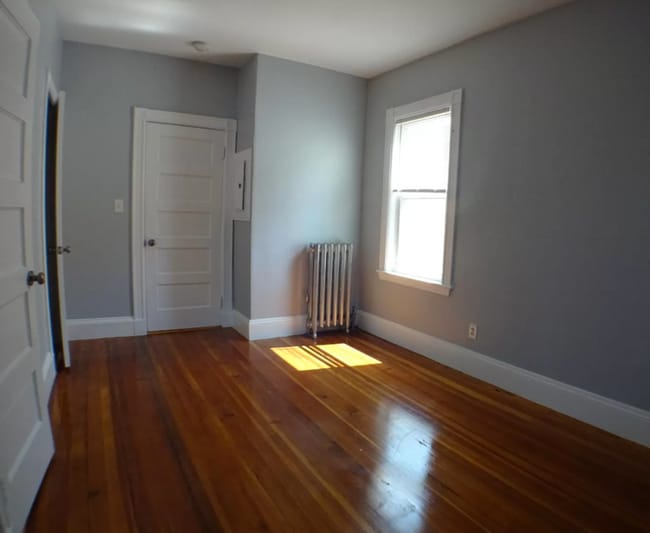 Building Photo - 102 Saxton St