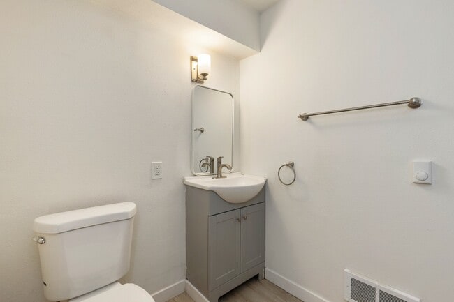 Building Photo - Newly Renovated 1 Bedroom in Quiet Pinehur...
