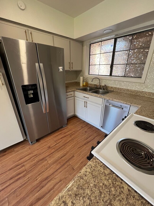 Building Photo - 3 Bedroom 2 bath Condo in Midvale!