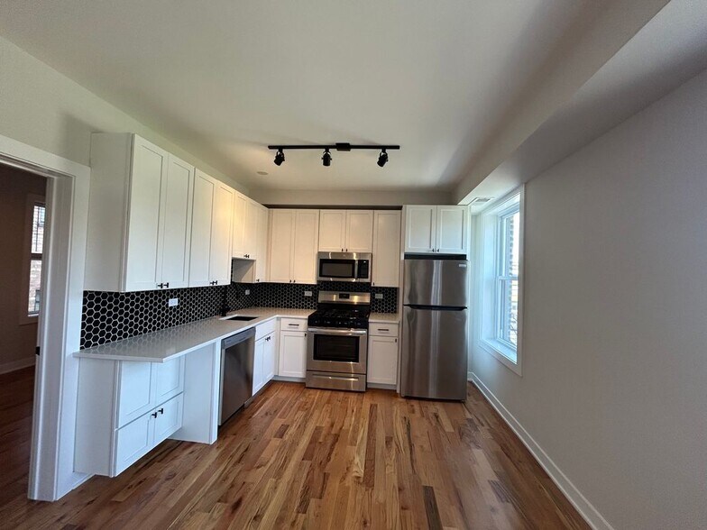 Building Photo - 656 W Wrightwood Ave