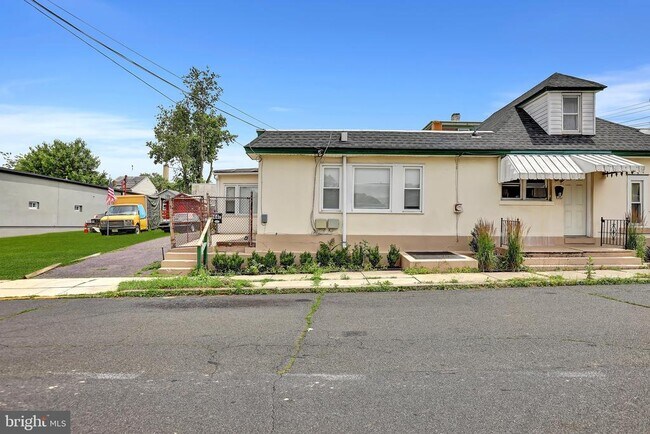 Building Photo - 44 Dover Ave