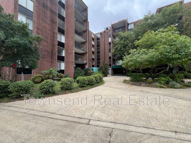 Building Photo - 1100 Clarendon St