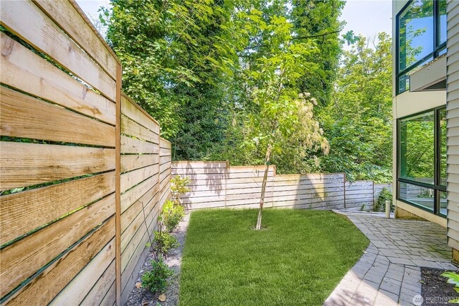 Building Photo - Spacious end-unit 3 bed townhome near Seat...
