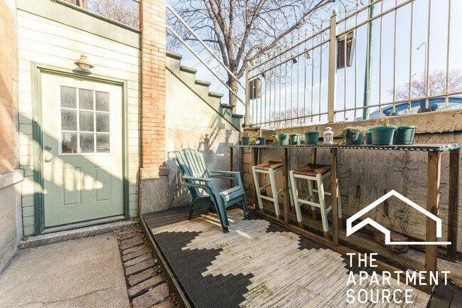 Building Photo - 1530 N Greenview Ave