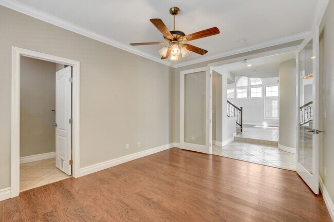 Building Photo - COMING SOON!! $1000 off 1st months Rent Guard-Gated Golf Course Living on the 14th Green!