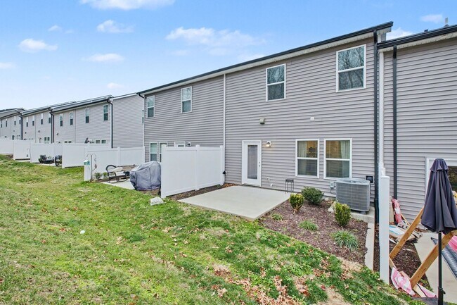 Building Photo - FOR LEASE- 3 BED 2.5 BATH TOWNHOME IN LEBANON TN!