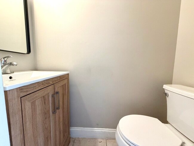 Building Photo - 413 N Cypress Dr