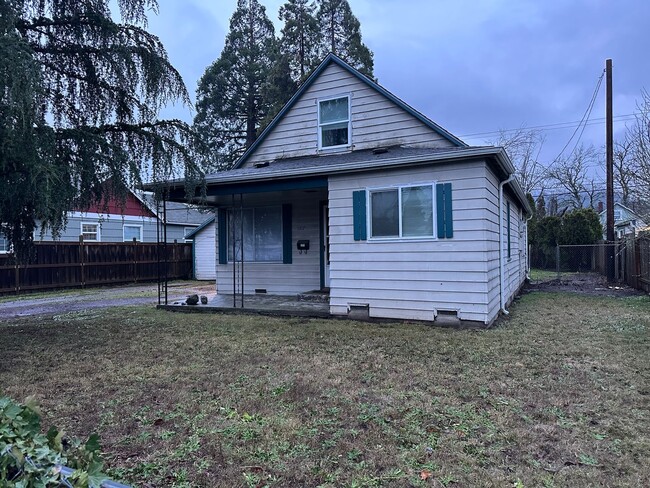 Primary Photo - 3 bedroom 1 bath house in Springfield!