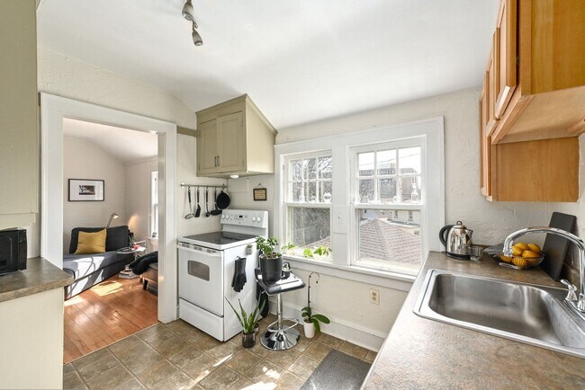 Building Photo - 1619 E Newton Ave