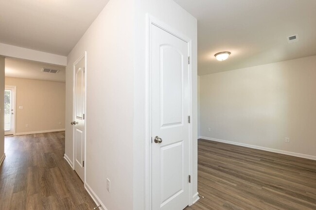 Building Photo - Modern Four Bedroom Home