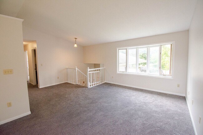 Building Photo - Updated 4br home with private backyard!