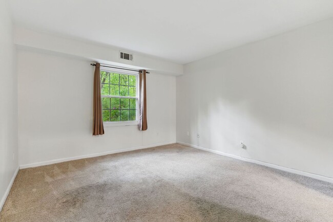 Building Photo - Updated Condo with Community Amenities