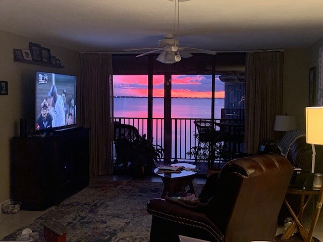 Living room - 201 International Dr