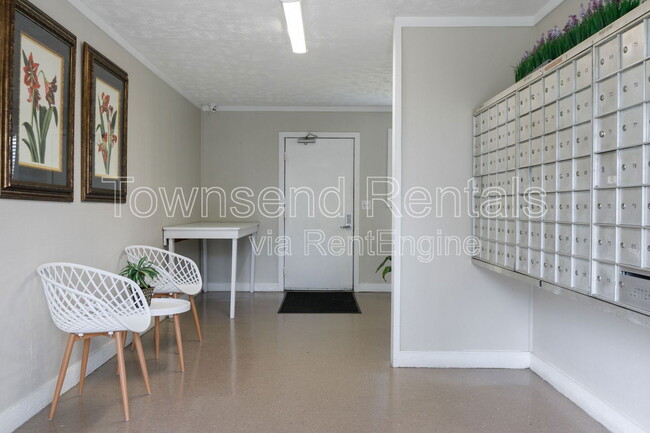 Building Photo - 5858 Century Oaks Dr