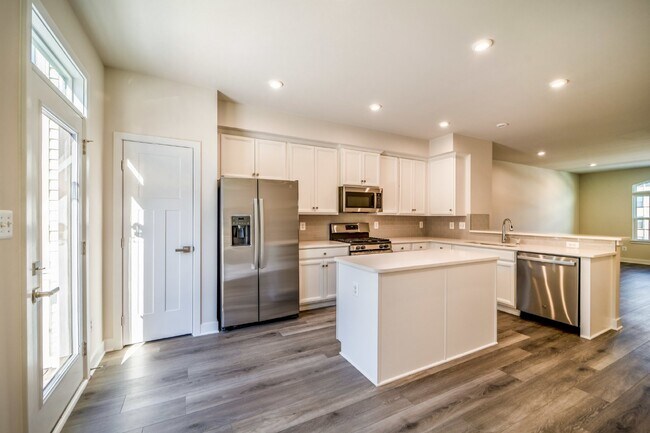 Building Photo - 14062 Sunrise Valley Dr