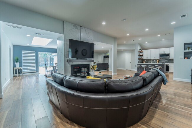 Family Room - 10014 Bridgegate Cir