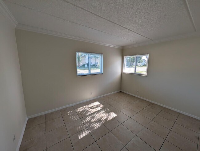 Building Photo - 817 Lighthouse Dr