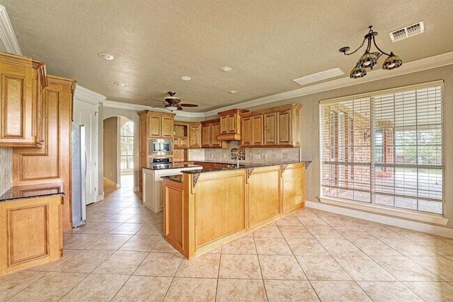 Building Photo - Amazing Home in Desirable Location