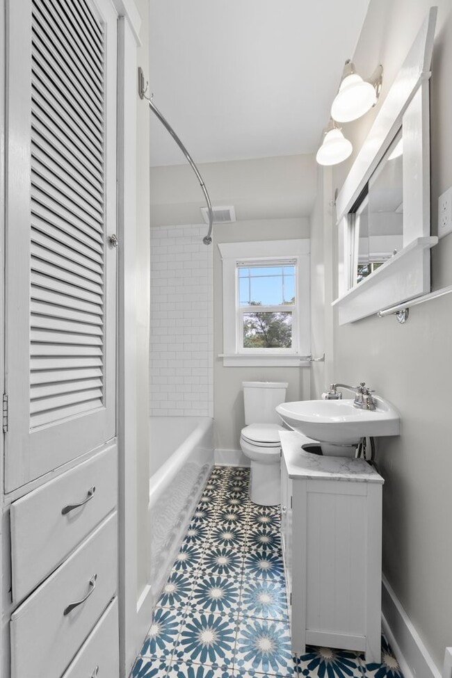Building Photo - 5Bd/2Ba Seattle Home