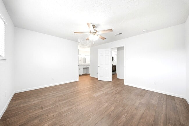 Building Photo - 16007 Ridgegreen Dr