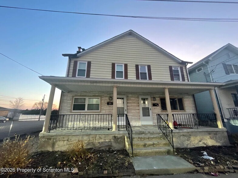 Building Photo - 302-304-304 Vine St