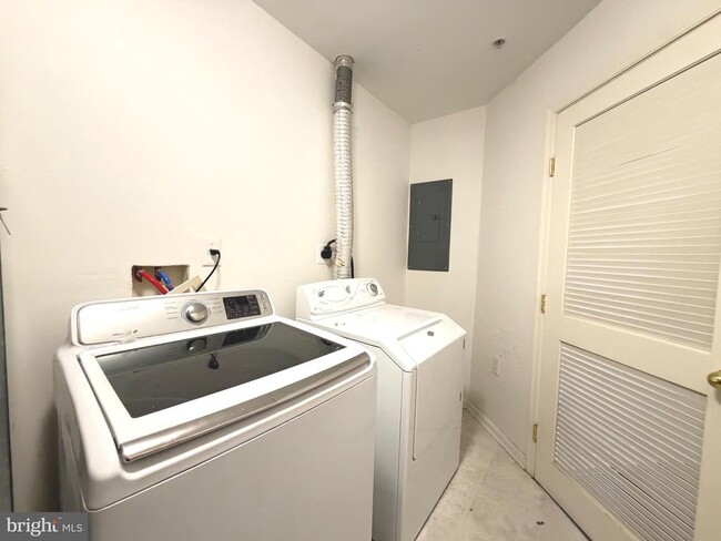 Building Photo - 1905 Bulrush Ct