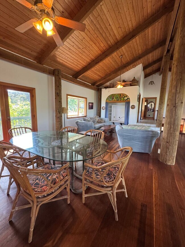 Building Photo - Prime location, large custom home near Wai...