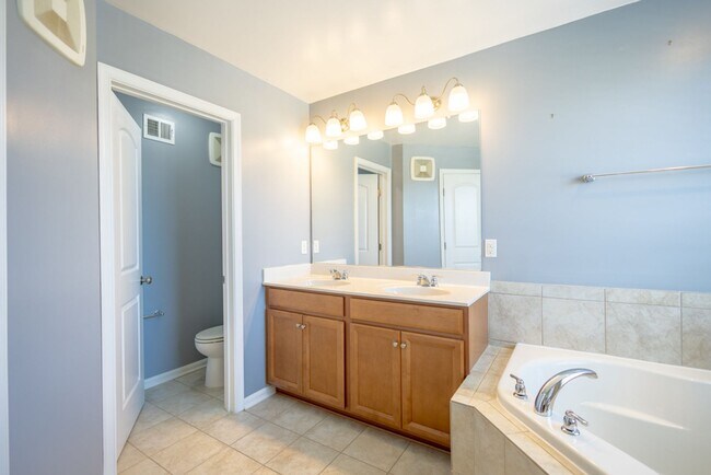 Building Photo - Lovely 3 BR/2.5 BA Townhome in Lanham!