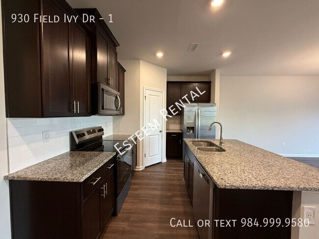 Building Photo - 930 Field Ivy Dr