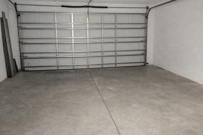 Building Photo - 2600 NW 4th Ave