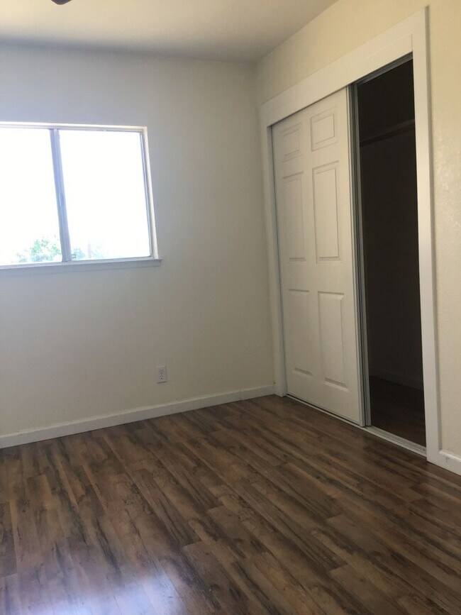 Building Photo - Townhouse Available