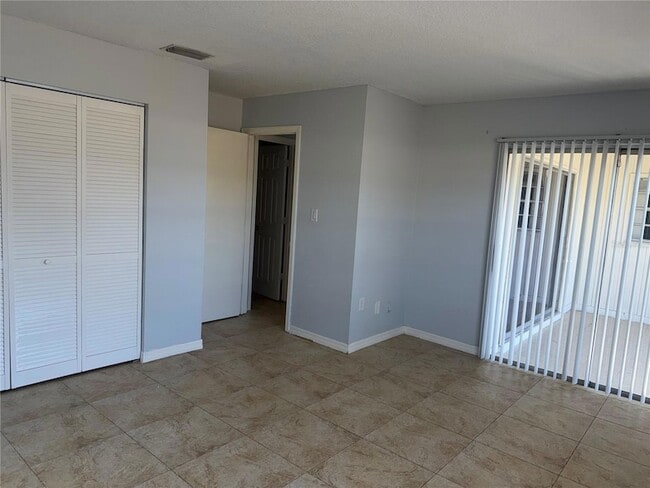 Building Photo - 327 Dundee Dr