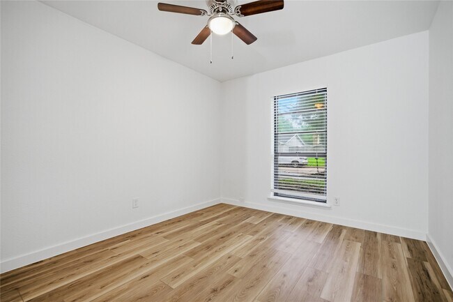 Building Photo - 2126 Quail Valley E Dr