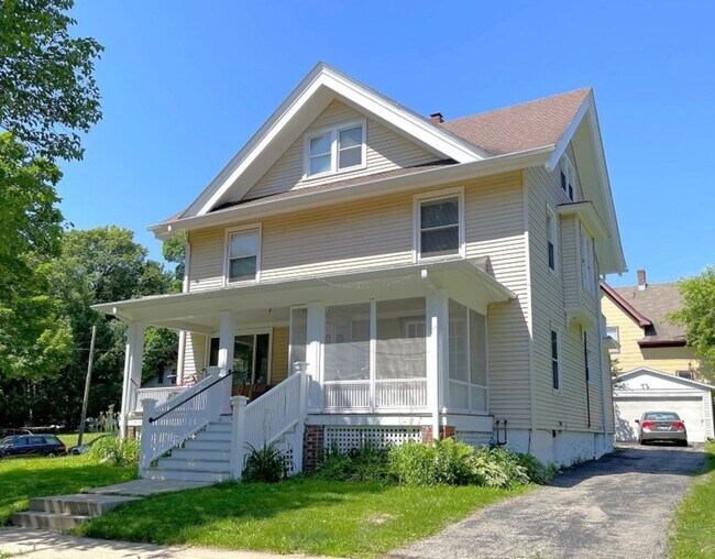 Primary Photo - 104 Lathrop St