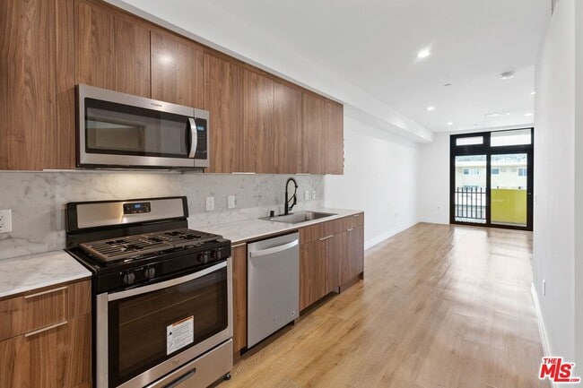 Building Photo - 1525 N Hobart Blvd