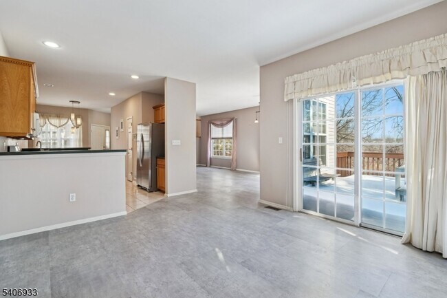 Building Photo - 163 Gladstone Dr