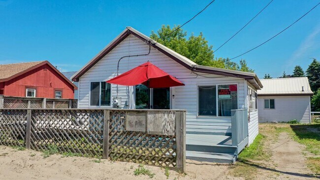 Building Photo - 1017 S Shore Dr