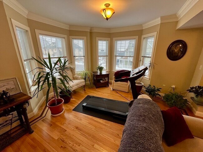 Building Photo - 122 Forest St