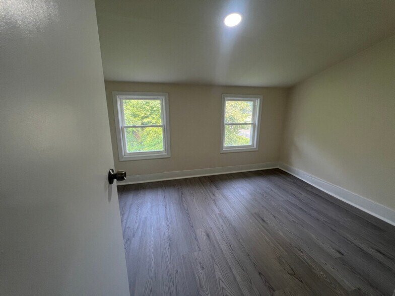 Building Photo - 680 E Main St