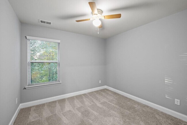 Building Photo - 2570 Castellan Dr