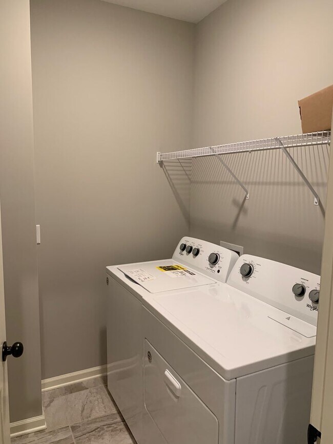 Building Photo - 3 Bedrooms 2.5 Baths  Condo in Downtown Watkinsville!