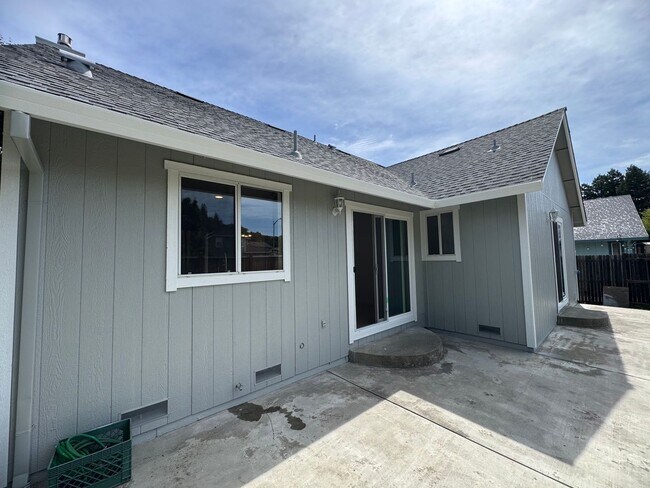 Building Photo - Beautifully Remodeled 3-Bedroom, 2-Bathroom home waiting for you !
