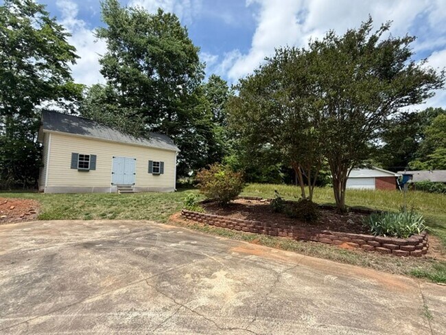 Building Photo - Three bedroom, 2 bath house in Mebane