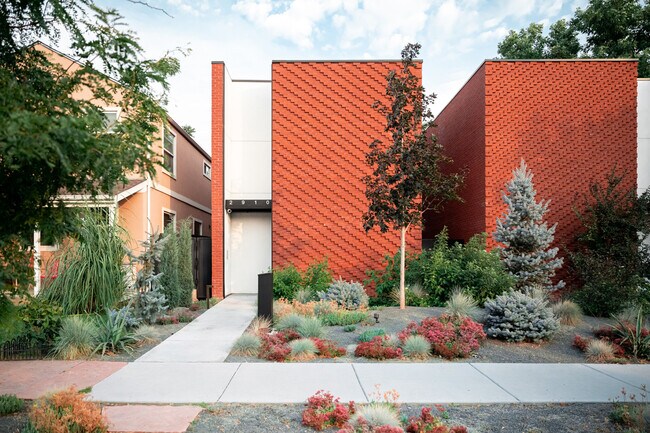 Primary Photo - 2910 Arapahoe St