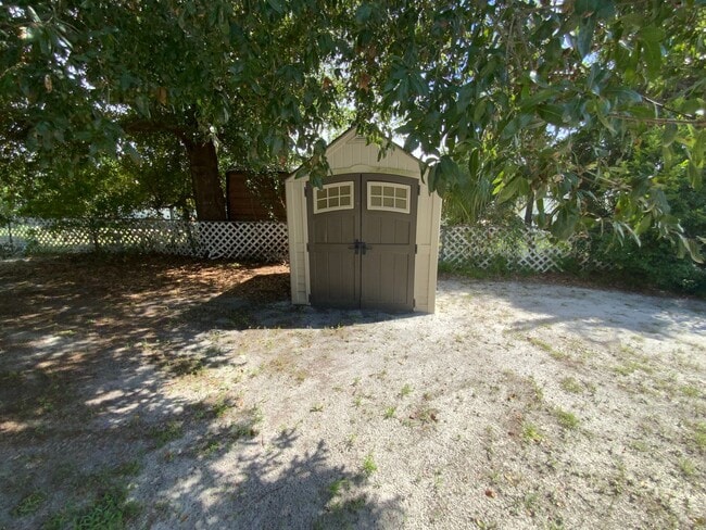 Building Photo - Beautiful, 1/2 of duplex close to I-4