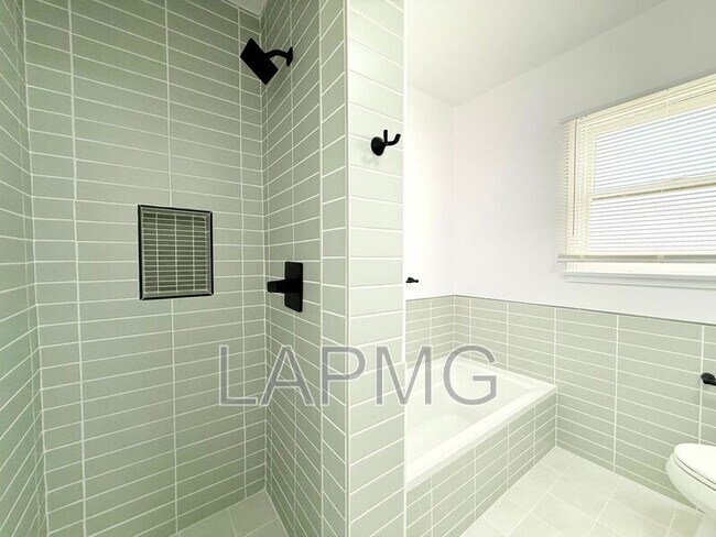Building Photo - 626 1/2 N Spaulding Ave