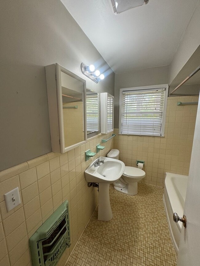 Building Photo - Brick One Level.